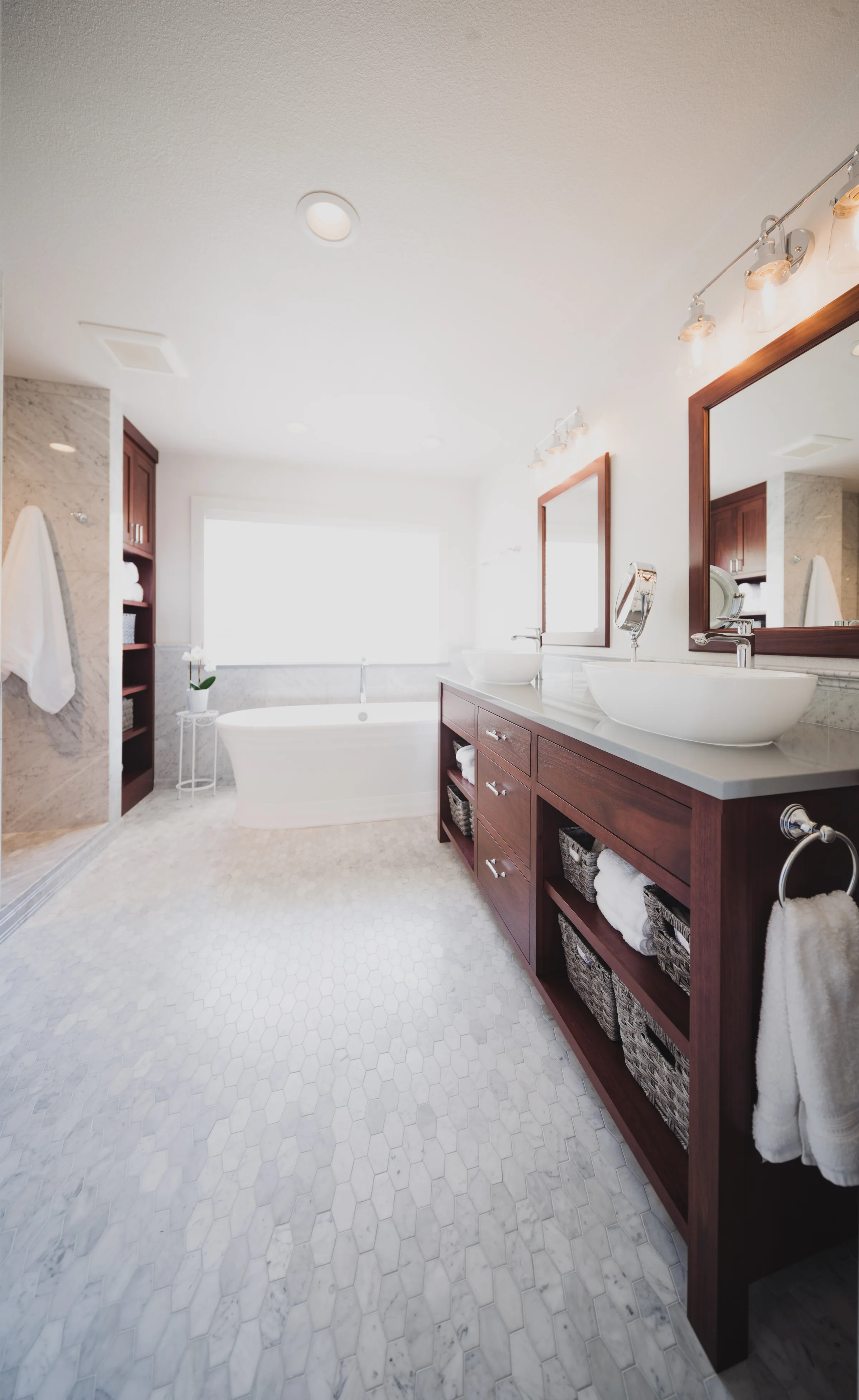 The Carrara-Soaker Bath, image 4
