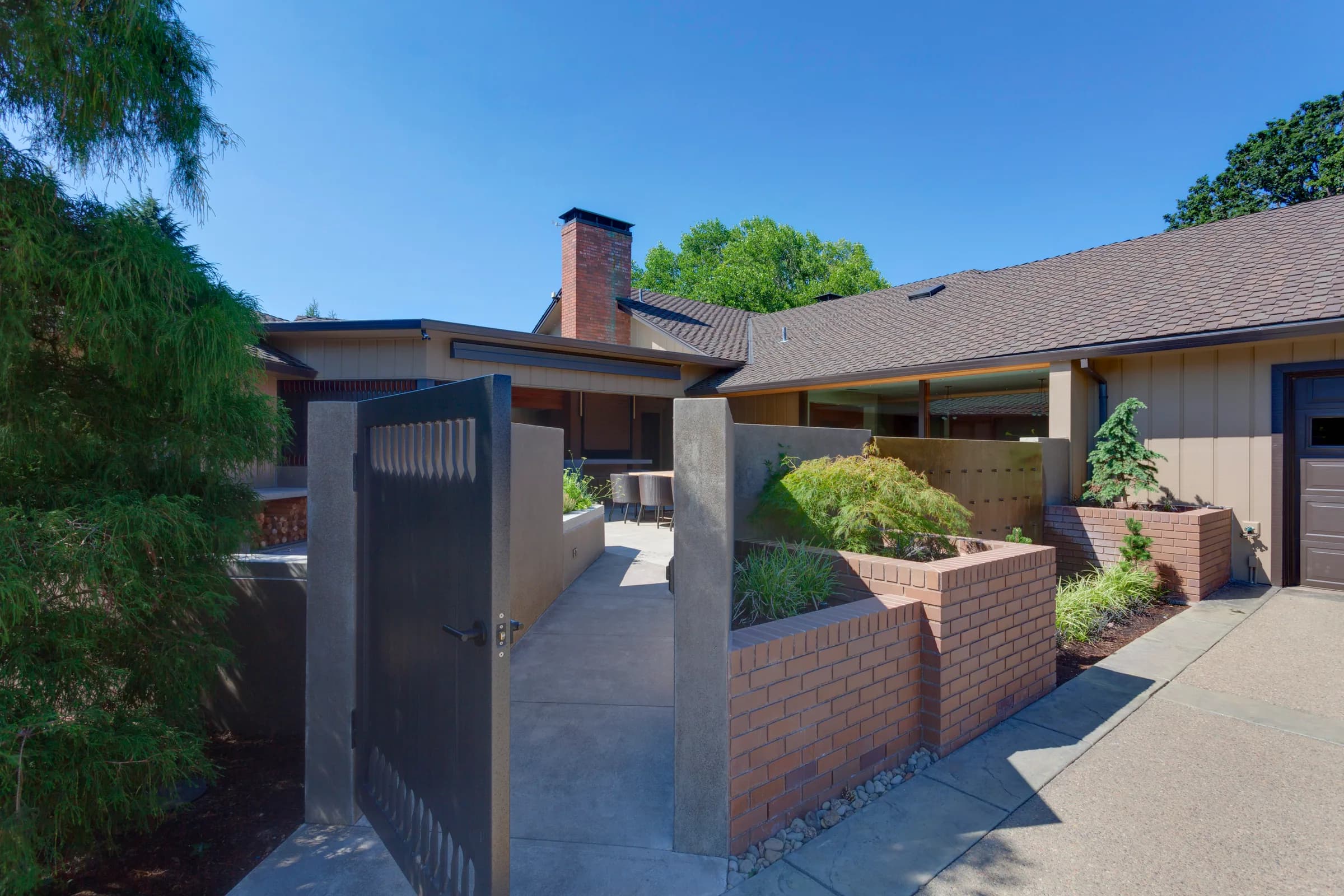 The Santiam Courtyard, image 2