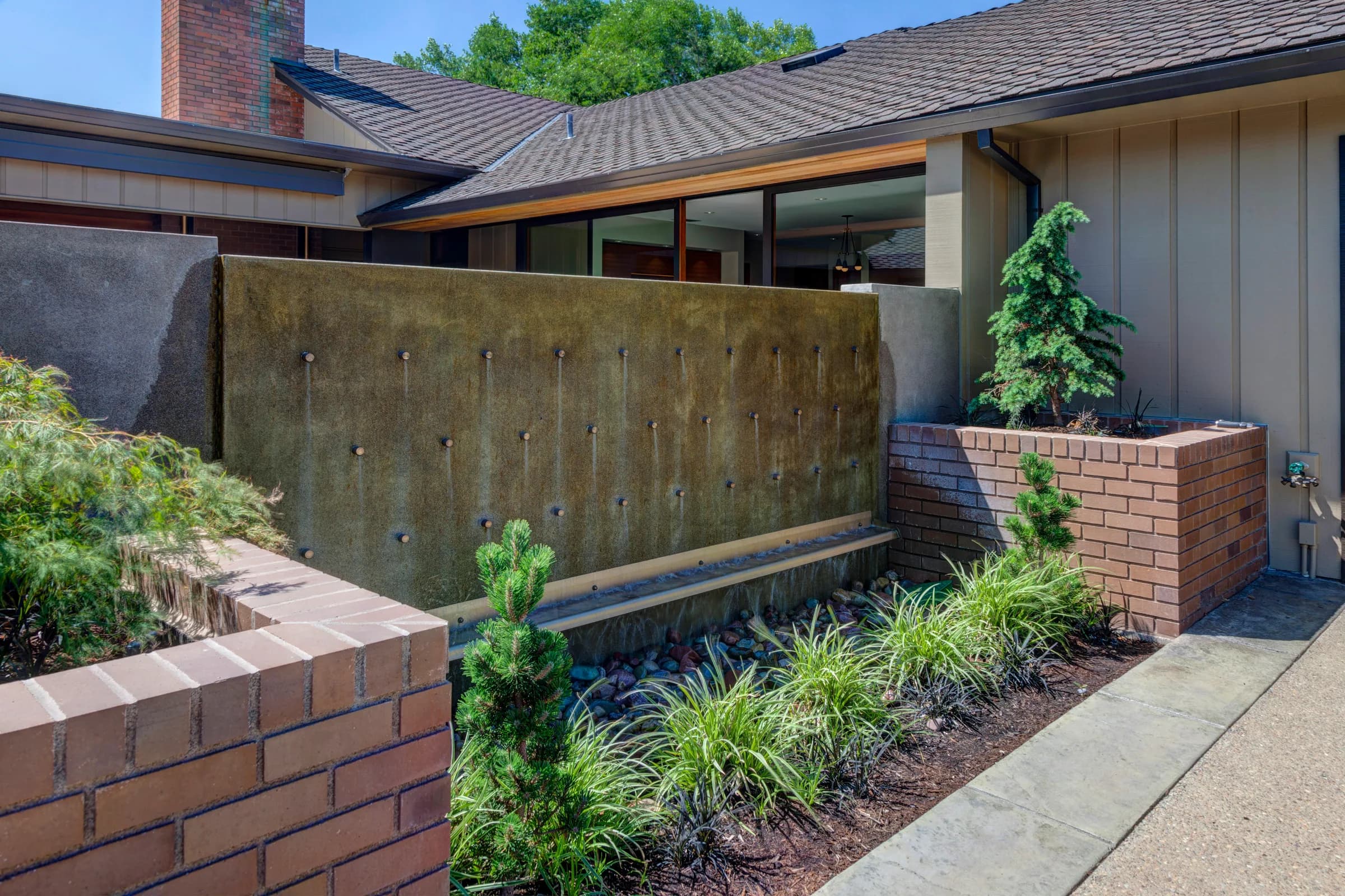 The Santiam Courtyard, image 3